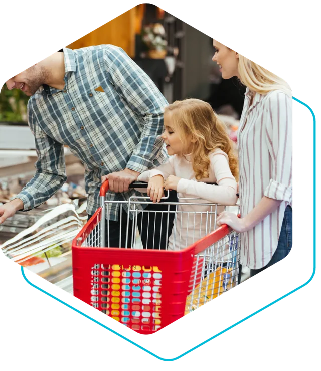 Familie mit Einkaufswagen an der Fischtheke